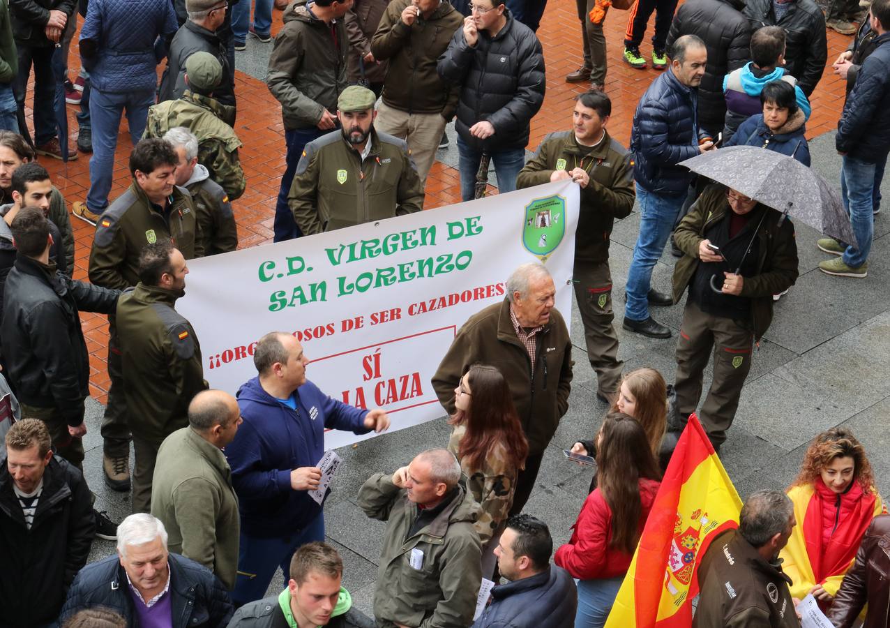 Un millar de personas se han dado cita en la Plaza Mayor para defender la actividad cinegética y contra de la escalada de ataques y provocaciones que, según denuncian, vienen sufriendo por parte de grupos animalistas y ecologistas