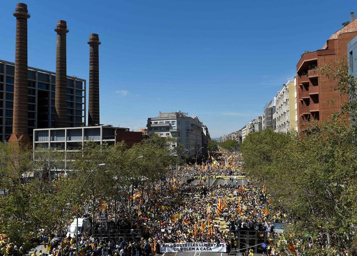 Miles de personas se manifiestan en Barcelona por los presos soberanistas.