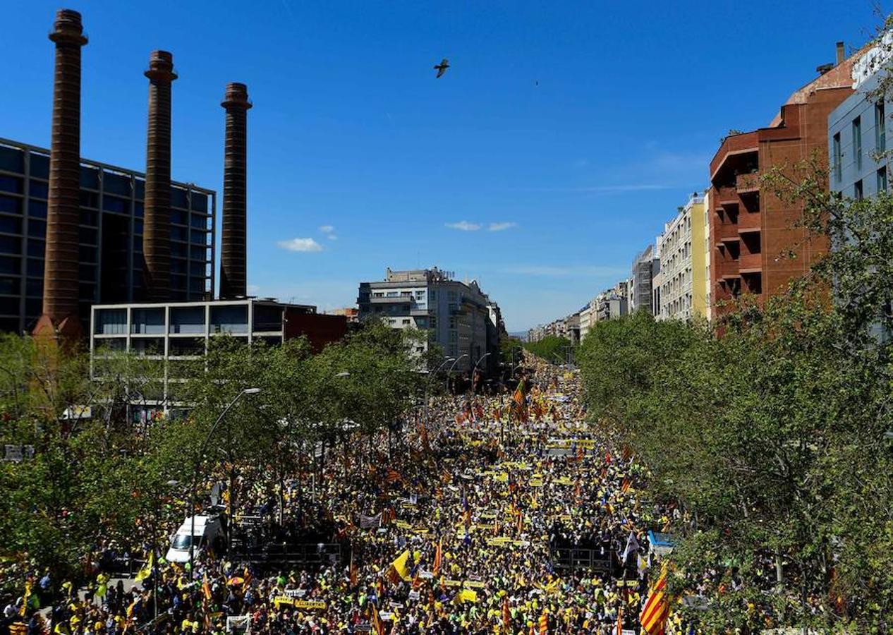 Miles de personas se manifiestan en Barcelona por los presos soberanistas.