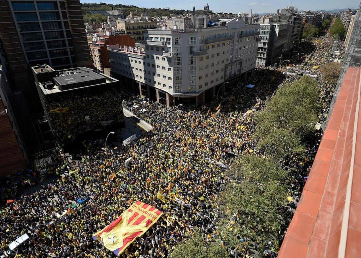 Miles de personas se manifiestan en Barcelona por los presos soberanistas.