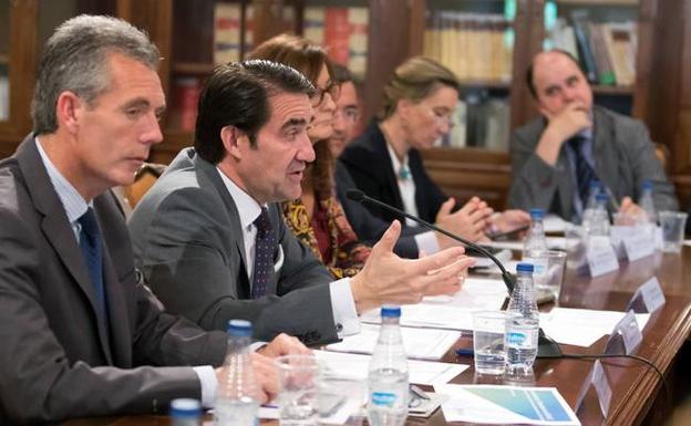 El consejero de Fomento y Medio Ambiente, Juan Carlos Suárez-Quiñones, durante el Consejo de Dirección abierto a representantes de la sociedad civil de Ávila, celebrado hoy en la capital abulense. 