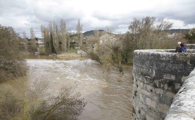 Caudal del rio Duero a su paso por Quintanilla de Onesimo, en Valladolid.