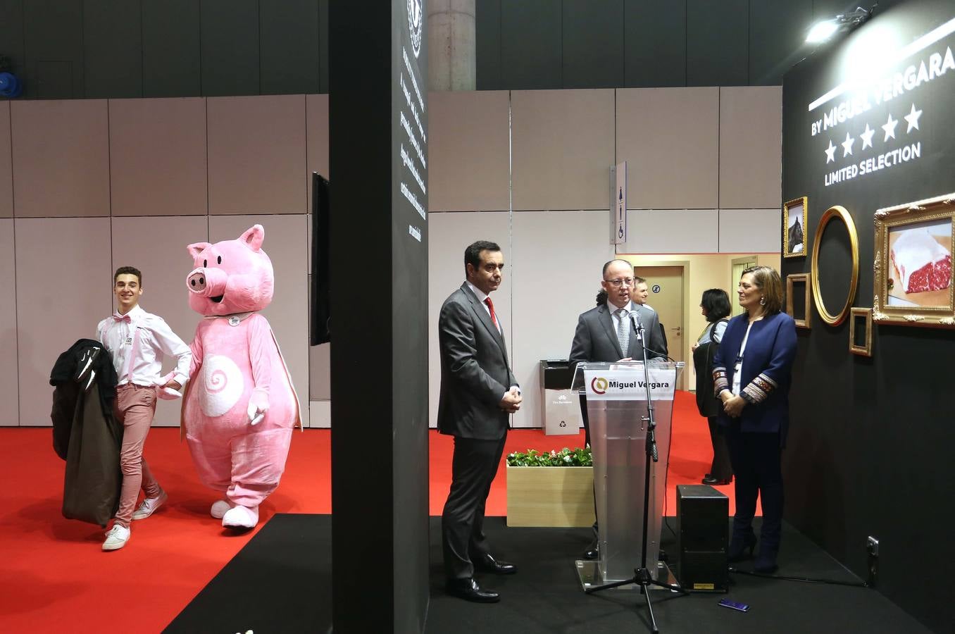 Fotos: La consejera de Agricultura, Milagros Marcos, visita la Feria Alimentaria 2018