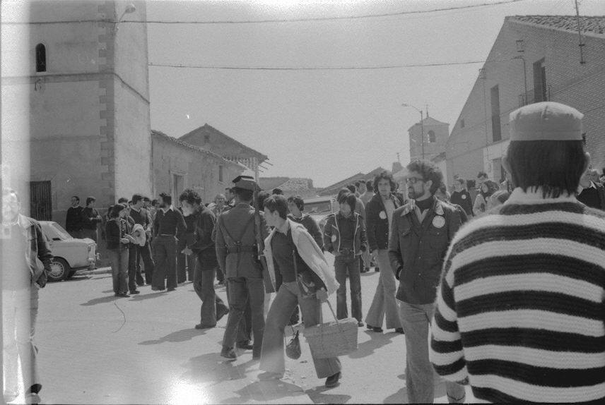 1976. Los asistentes se mezclan con la Guardia Civil.