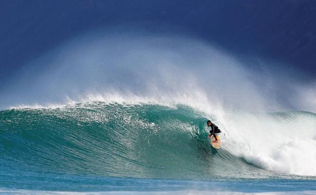 Un surfista, durante una competición. 