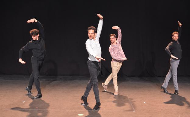 Javier Fernández (2d), con el Ballet Nacional de España. 