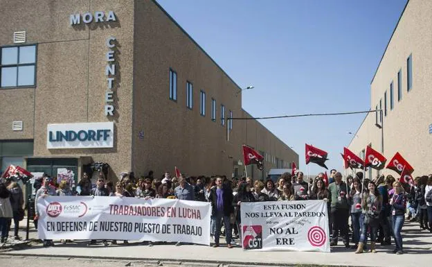 Concentracion de trabajadores de la empresa Lindorff en La Cistérniga, Valladolid, celebrada el pasado 17 de abril.