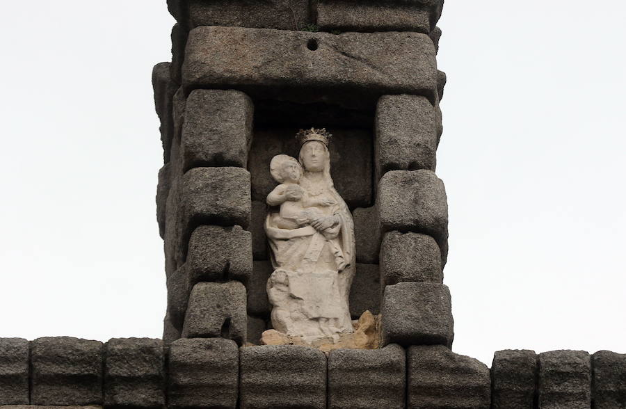 Figura de la Virgen del Carmen, situada en la hornacina del Acueducto.