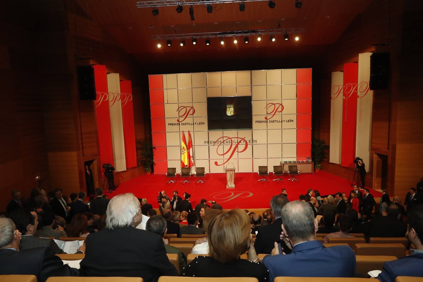 Fotos: Invitados a la entrega de los Premios Castilla y León 2017