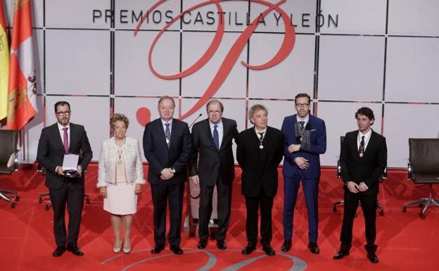 Los premiados con el presidente de la Junta de Castilla y León, Juan Vicente Herrera. 