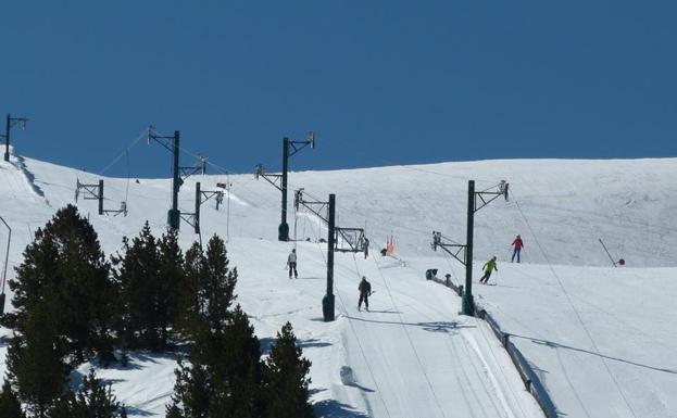 Cubiertas de nieve, y con muchos aficionados. Así están las pistas españolas en este final de abril