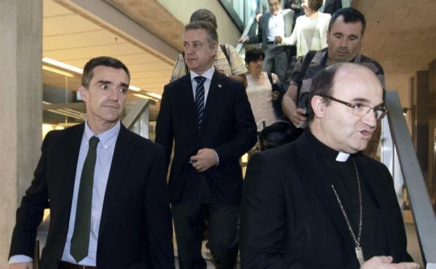 El obispo de San Sebastián, José Ignacio Munilla (d), junto al lehendakari, Iñigo Urkullu (2i).