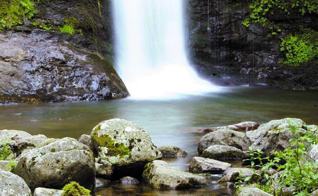 Arroyo en el Alto de las Tres Cruces, entre el Parque Nacional de Sierra de Cebollera y los Picos de Urbión (Soria) 