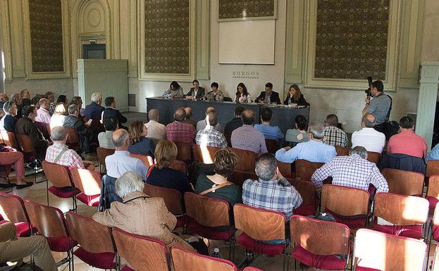 Varias decenas de personas han acudido a la mesa redonda.