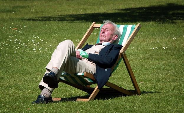 Pensionista echa una siesta en el parque de St.. James (Londres). 