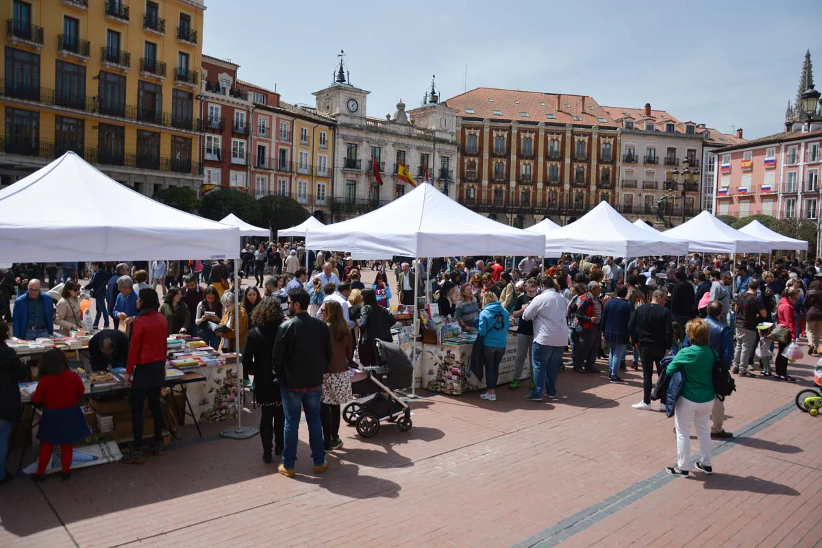 La Plaza Mayor se llena de actividad con la celebración del Día del Libro.