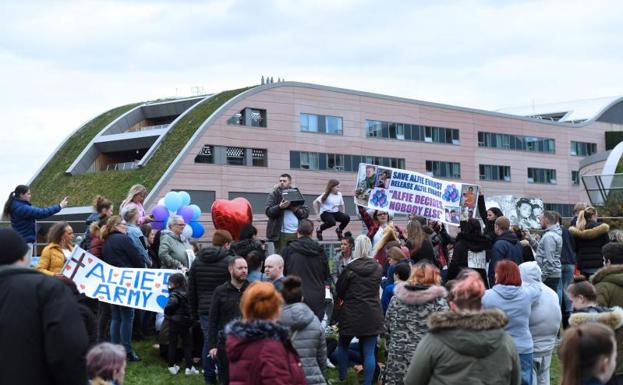 Concentración en contra de que el pequeño Alfie sea desconectado.