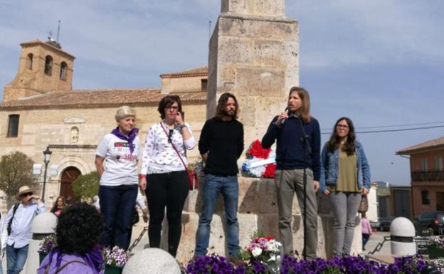 Pablo Fernández acudió a Villalar con sus compañeros de partido.