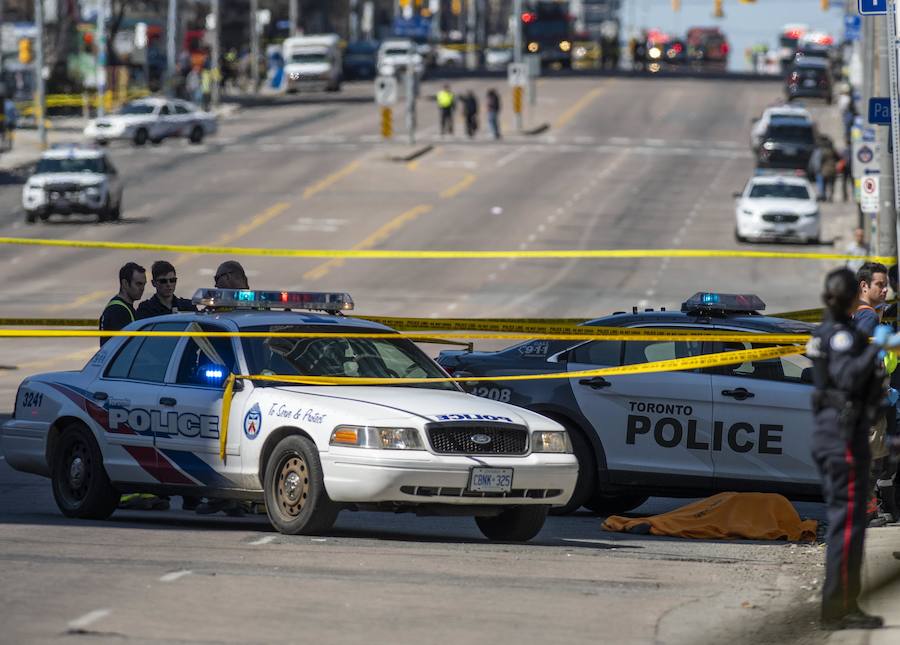 Al menos nueve personas murieron y 16 quedaron heridas el lunes en Toronto, luego de que una camioneta se lanzara a toda velocidad sobre una acera atropellando a varios peatones, informó la policía.