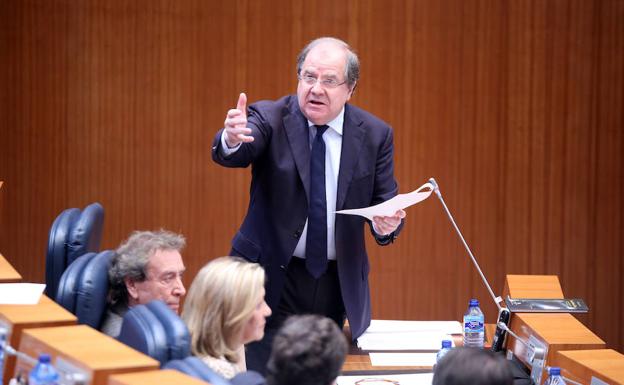 El presidente de la Junta, Juan Vicente Herrera, durante su intervención en el Pleno de las Cortes de Castilla y León. 