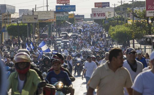 Cientos de personas participan en una gran manifestación contra el Gobierno del presidente Daniel Ortega.