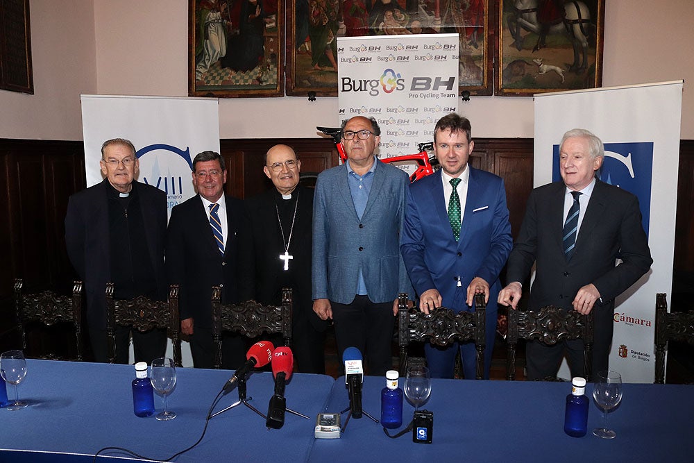 Fotos: Firma del convenio entre el Burgos BH y la Fundación VIII Centenario de la Catedral