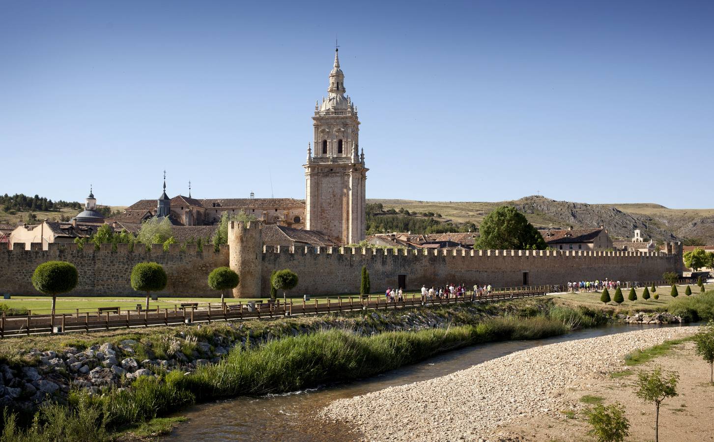 Burgo de Osma (Soria). Lo que fue su catedral es el origen de su plaza, donde se aprecian los característicos soportales medievales de las villas de mercado y sus calles. Riqueza por su Catedral gótica, su Palacio Episcopal, su muralla romana, sus vestigios renacentistas, y barrocos, como su monumental Torre, sin olvidar el seminario y su plaza de toros mudéjar.