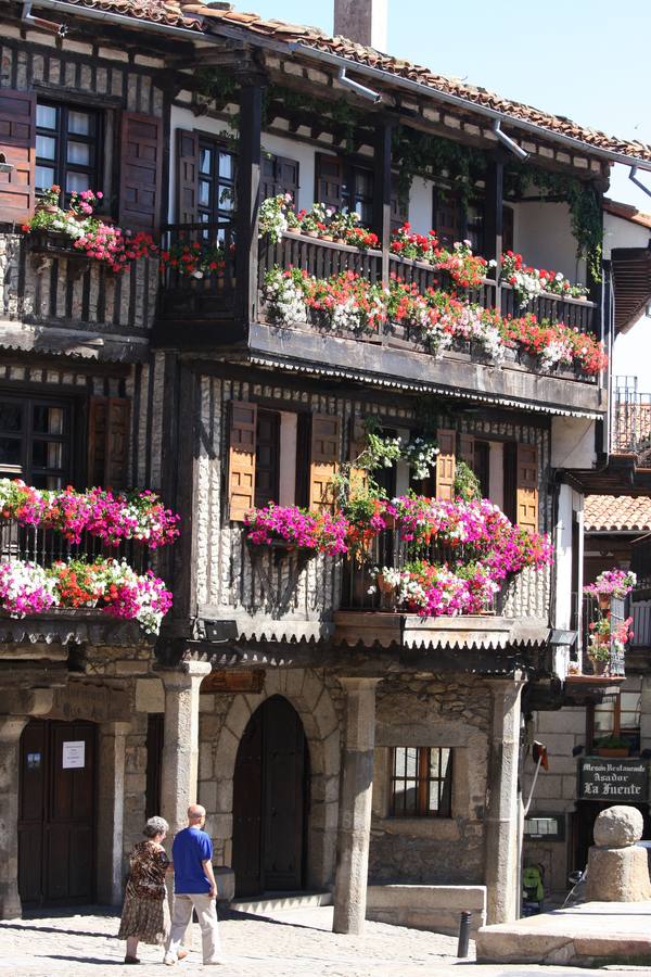 La Alberca (Salamanca). Es el pueblo serrano por excelencia, dominado por la silueta de la Peña de Francia (sobre la que se encuentra el santuario de la Virgen Negra), y la Sierra de Gata. Uno de los más claros exponentes de la arquitectura serrana de toda la provincia.