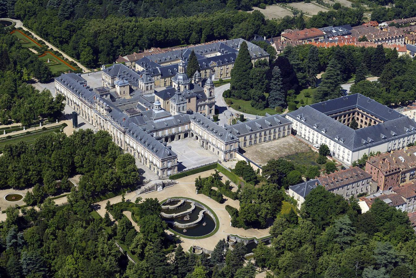Palacio Real de La Granja y sus jardines, en el Real Sitio de San Ildefonso (Segovia). Residencia estival de los Borbones durante los siglos XVIII y XIX. La obra de jardinería se encargó a un equipo de Versalles (Francia). Los Reales Jardines componen una barroca y elegante escenografía, donde destaca la riqueza botánica y el agua.