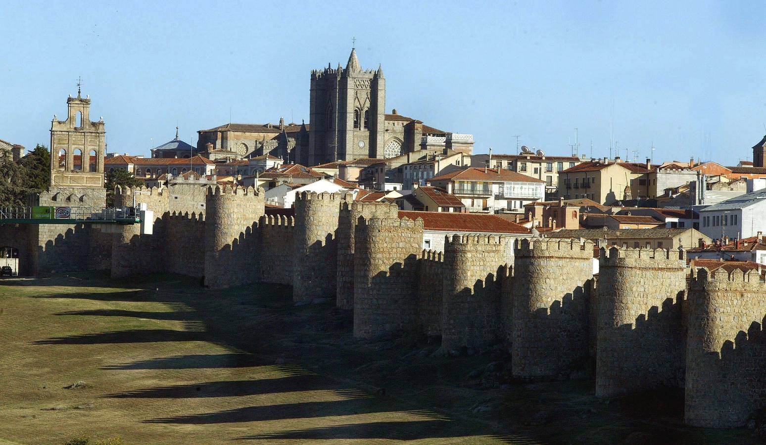 Ávila. Declarada Ciudad Patrimonio de la Humanidad en 1985, propone degustar su deliciosa gastronomía, visitar sus grandes edificios históricos, y descubrir las huellas y el legado que dejó en Ávila Santa Teresa de Jesús.