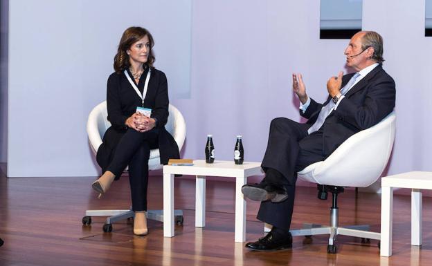 Rocío Hervella y Juan Manuel González Serna, en un acto del programa de transformación empresarial iniciado por la Fundación Innovación Bankinter, el ICEX y el Círculo de Empresarios CRE100DO. 
