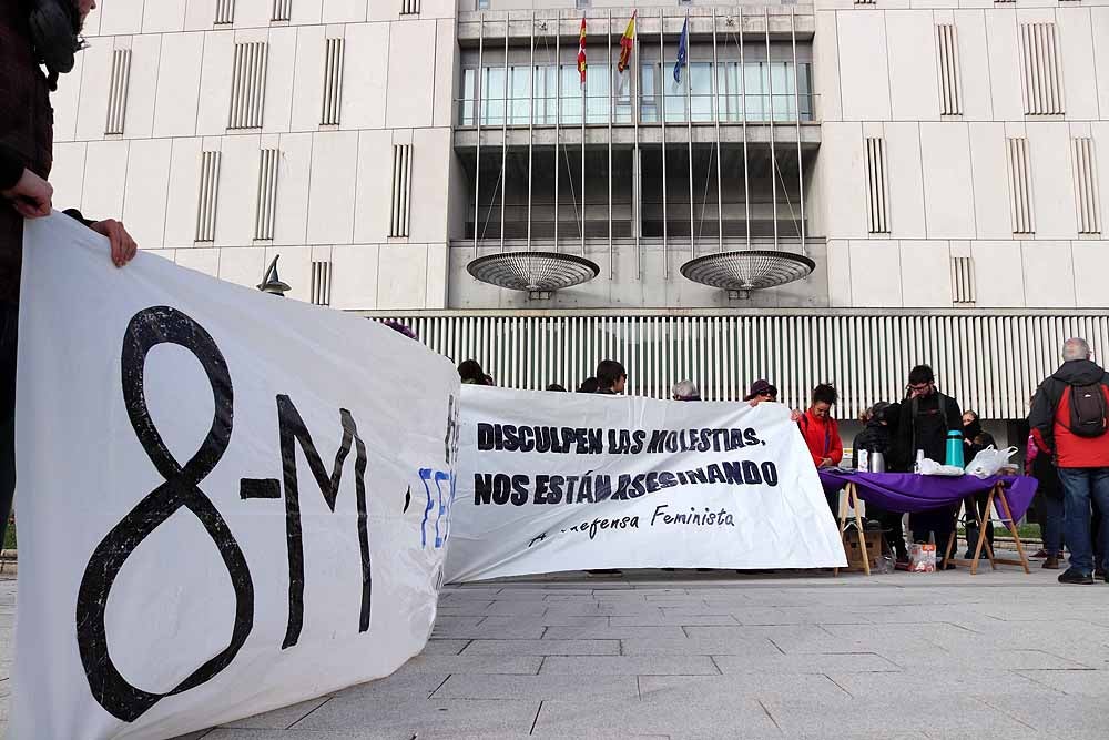 Fotos: Concentración frente a los juzgados por las detenidas en el 8M