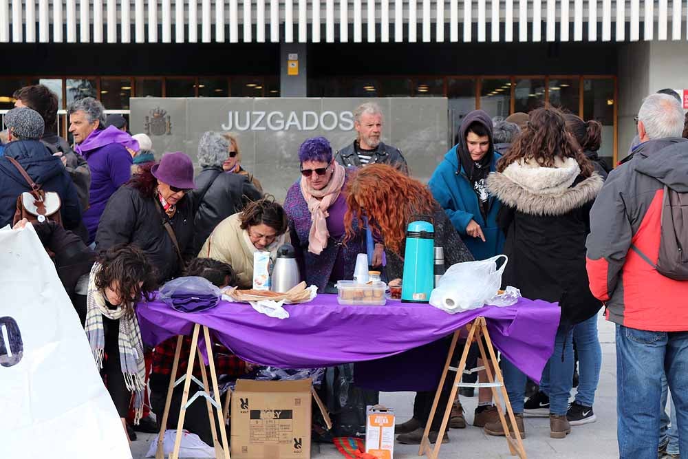Fotos: Concentración frente a los juzgados por las detenidas en el 8M