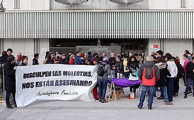 La concentración ha tenido lugar frente a los Juzgados