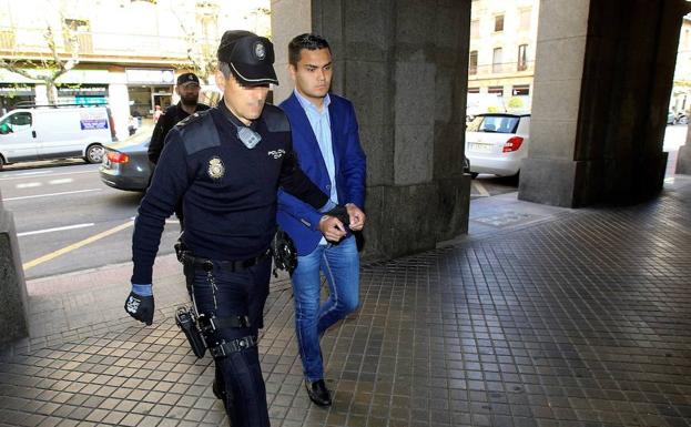 Llegada del acusado a una de las dos sesiones del juicio.