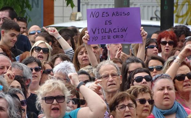 Imagen principal - Protestas frente a la Audiencia de Navarra.