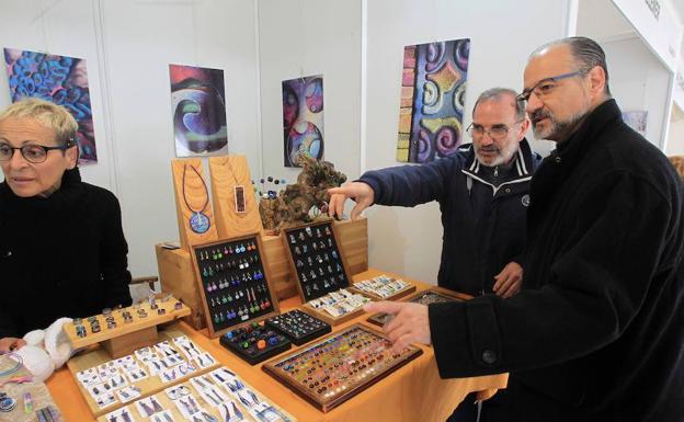 Luis Fuentes, durante su visita a la Feria de Artesanía de Salamanca.