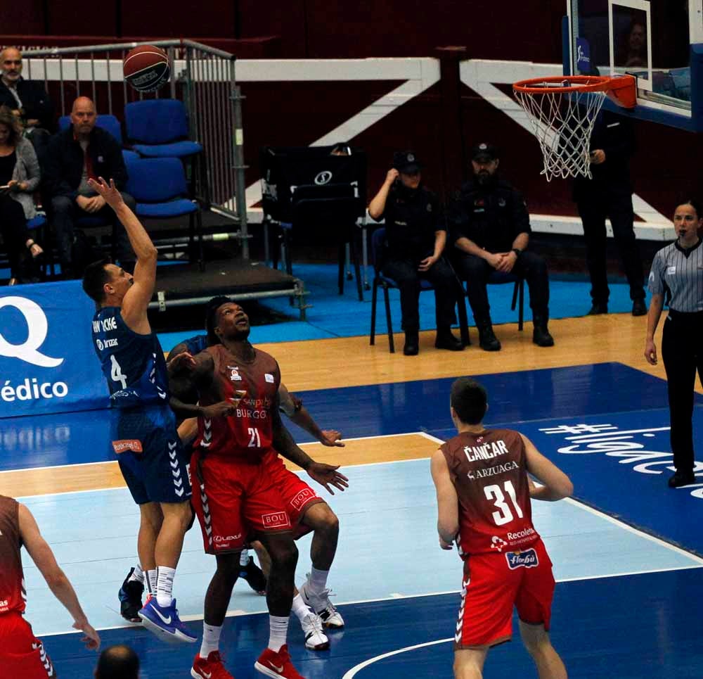 Fotos: El San Pablo se impone al Delteco Guipuzcoa Basket