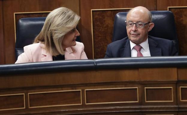 El ministro de Hacienda Cristóbal Montoro, y la ministra de Empleo Fátima Bañéz.