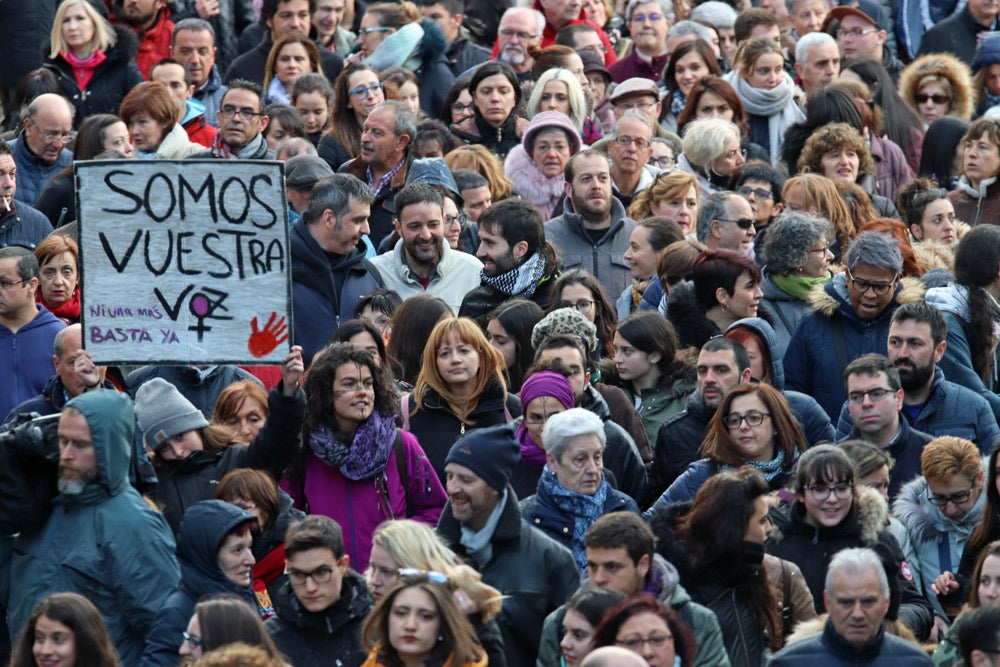 Miles de personas marchan por las calles de Burgos para mostrar su condena unánime ante el asesinato machista de Silvia Plaza.