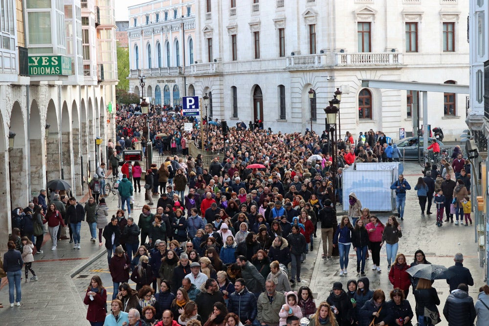 Miles de personas marchan por las calles de Burgos para mostrar su condena unánime ante el asesinato machista de Silvia Plaza.