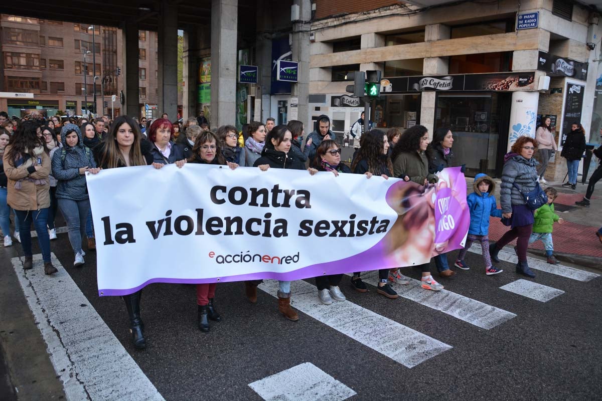 Miles de personas marchan por las calles de Burgos para mostrar su condena unánime ante el asesinato machista de Silvia Plaza.