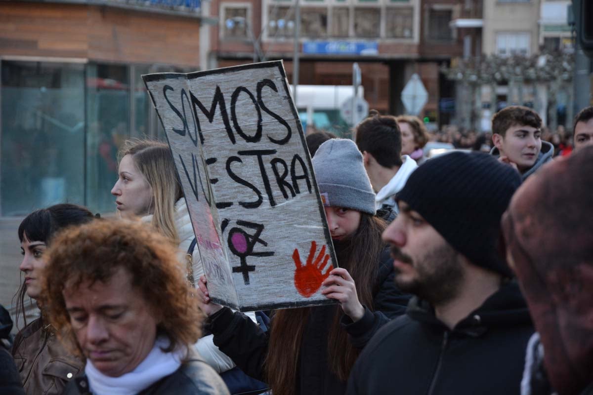 Miles de personas marchan por las calles de Burgos para mostrar su condena unánime ante el asesinato machista de Silvia Plaza.