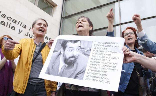 Manifestantes sostienen una pancarta con la imagen de Ricardo González.