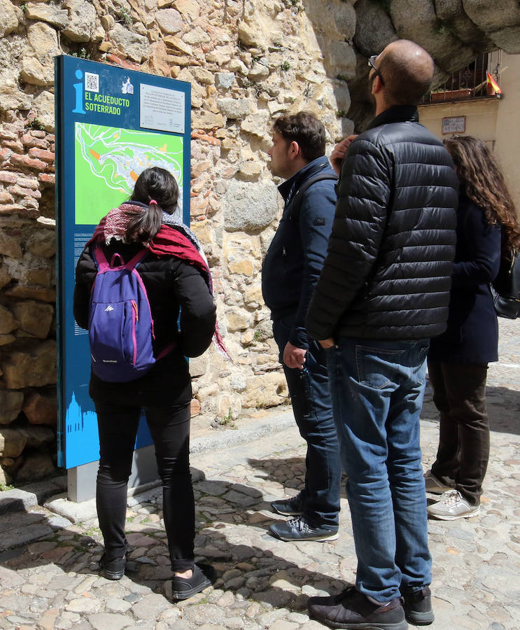 Fotos: Los turistas invaden Segovia