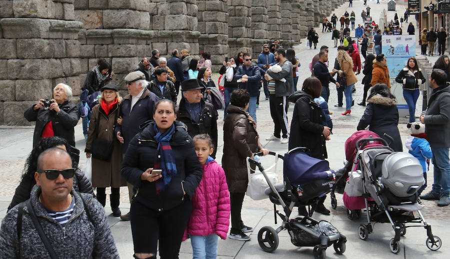 Fotos: Los turistas invaden Segovia