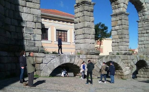 Turistas subidos en el Acueducto de Segovia este martes 1 de mayo.