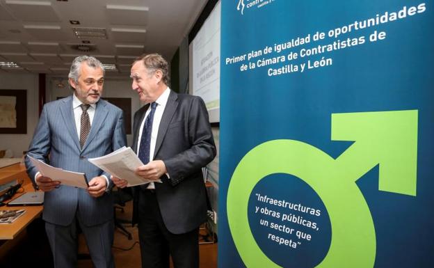 El presidente de la Cámara de Contratistas de Castilla y León, Enrique Pascual Gómez (D) y el secretario, Leopoldo Durán.