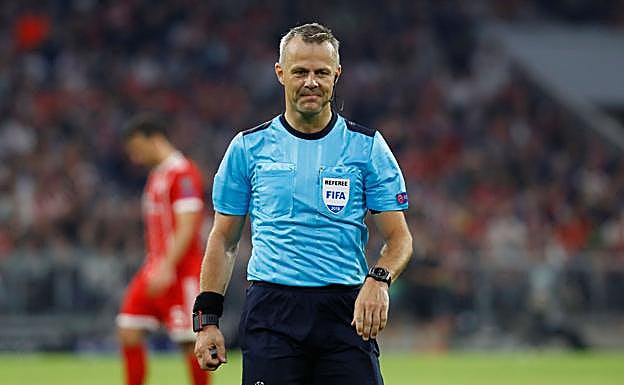 El árbitro holandés Bjorn Kuipers.