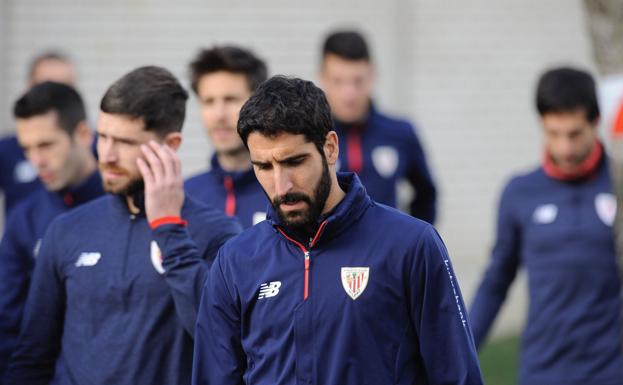 Raúl García, durante un entrenamiento del Athletic en Lezama.